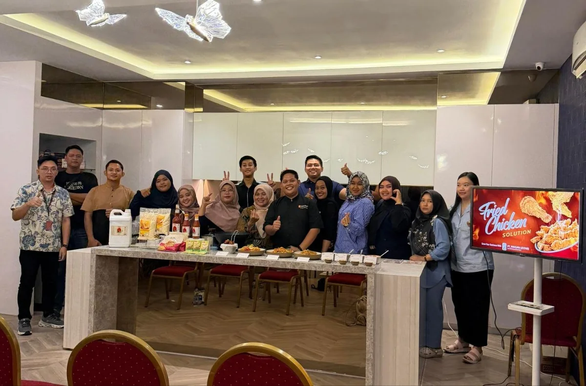 Tim dan peserta berfoto bersama setelah baking demo di fasilitas demo kitchen PT Prima Bintang Distribusindo