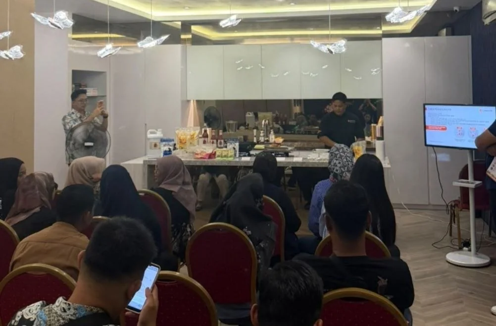 Peserta menyaksikan demonstrasi produk di fasilitas demo kitchen PT Prima Bintang Distribusindo